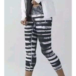 CLEARANCE!!!💥 Lululemon Wunder Under Crop II Size 2 Shady Palms Black Leggings